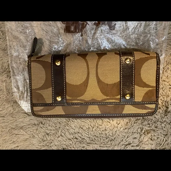 Coach Double buckle Wallet - Picture 3 of 9